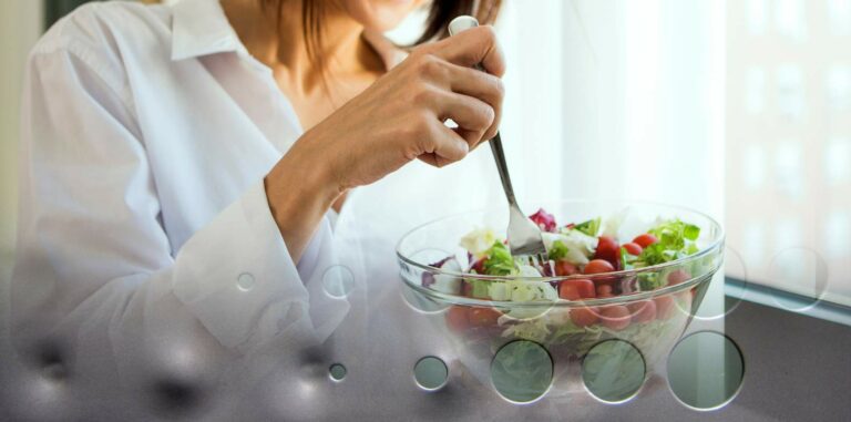 Imagen mujer comiendo una ensalada